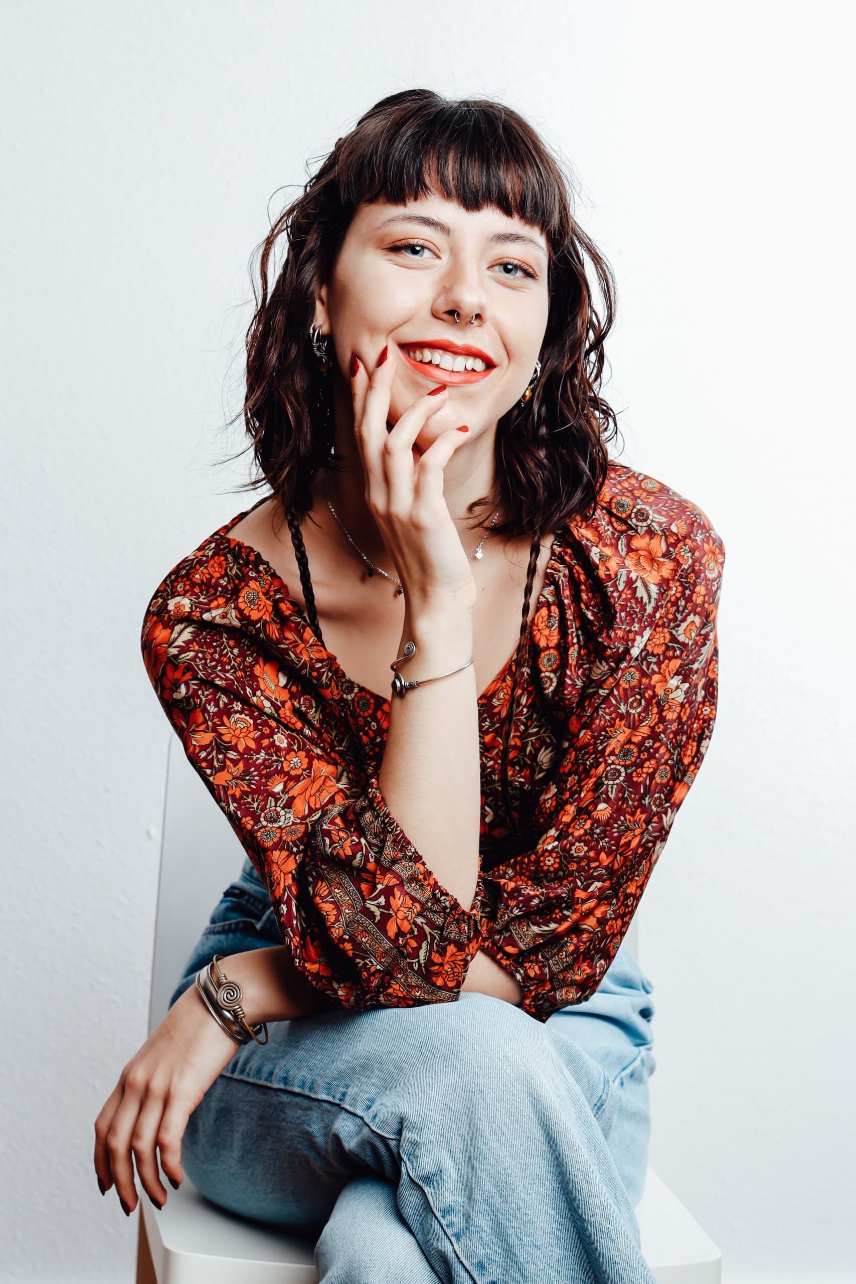 Portraitfoto im Studio mit natürlichem Ausdruck